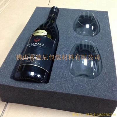 海綿內(nèi)托對(duì)各行各業(yè)產(chǎn)品起到絕緣、密封、防震、防塵、填充、隔音、固定，能夠保護(hù)包裝產(chǎn)品在運(yùn)輸過程中安然無恙，起到保護(hù)產(chǎn)品的一個(gè)作用，同時(shí)可以美化產(chǎn)品，提升產(chǎn)品檔次。