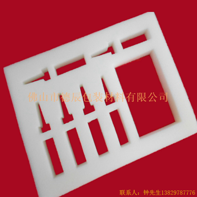 海綿內(nèi)托對(duì)各行各業(yè)產(chǎn)品起到絕緣、密封、防震、防塵、填充、隔音、固定，能夠保護(hù)包裝產(chǎn)品在運(yùn)輸過程中安然無恙，起到保護(hù)產(chǎn)品的一個(gè)作用，同時(shí)可以美化產(chǎn)品，提升產(chǎn)品檔次。
