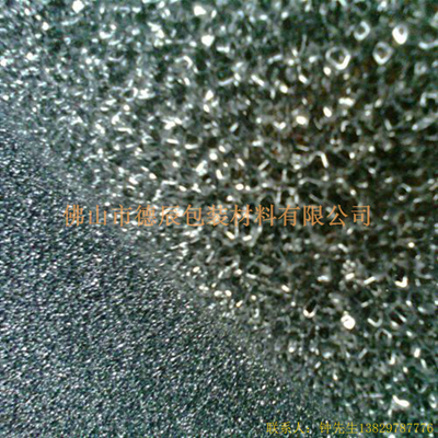 過濾海綿也稱網(wǎng)狀海綿，爆破海綿。聚氨酯過濾海綿由普通開孔軟泡高溫爆破開孔加工而成，爆破除掉了泡沫網(wǎng)絡(luò)之間原有的氣泡膜，得到了主體骨架網(wǎng)狀結(jié)構(gòu)。
過濾海綿的空隙率高達(dá)97%，具有優(yōu)異的透氣性、良好的柔軟性和較高的機(jī)械強(qiáng)度。
